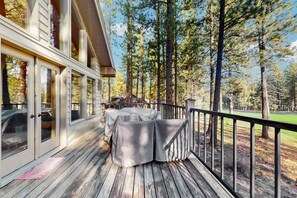 Property grounds - Whimsical tree-lined stay with wood stove, AC, shared amenities, and large deck (Black Butte Ranch)