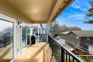 Terrace/patio - Charming home with ocean views, patio, BBQ grill, WiFi, W&D, walk to beach (Cannon Beach)