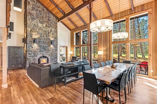 Welcoming Lodge-Style Home Perfect for Family Gatherings