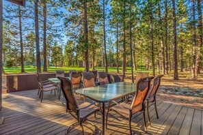 Outdoor dining - Welcoming Lodge-Style Home Perfect for Family Gatherings (Black Butte Ranch)