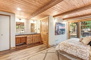 6 bedrooms, iron/ironing board, travel cot, WiFi - Welcoming Lodge-Style Home Perfect for Family Gatherings (Black Butte Ranch)