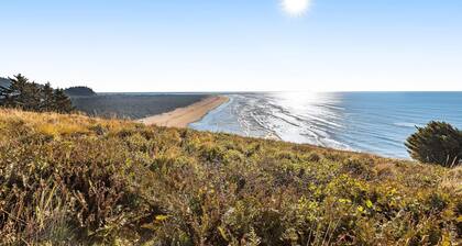 Dog-friendly cottage with fireplace & enclosed yard - walk to beach/eateries
