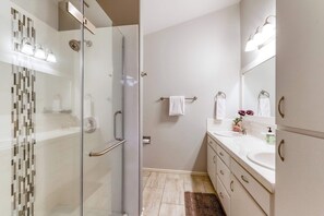 Een douche, een haardroger, handdoeken, shampoo