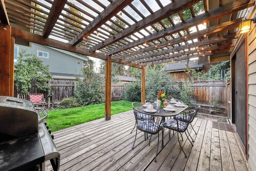 w/ private hot tub & easy access to downtown Bend