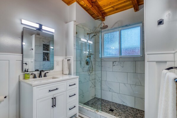 Shower, hair dryer, towels - Seaside cottage with deck, washer&dryer, full kitchen, & great location (Newport)