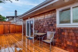 Outdoor dining - Seaside cottage with deck, washer&dryer, full kitchen, & great location (Newport)