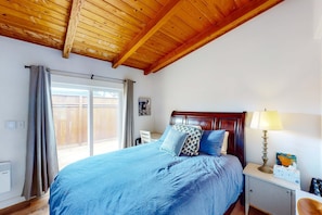 1 bedroom, iron/ironing board, WiFi, bed sheets - Seaside cottage with deck, washer&dryer, full kitchen, & great location (Newport)