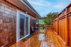Outdoor dining - Seaside cottage with deck, washer&dryer, full kitchen, & great location (Newport)