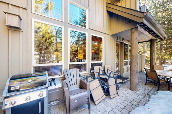 Outdoor dining - Comfortable townhome with private hot tub & shared pool - SHARC passes included (Sunriver)