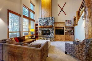 TV, fireplace, DVD player, offices - Comfortable townhome with private hot tub & shared pool - SHARC passes included (Sunriver)