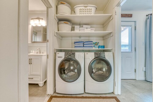 Two-story, mountain view getaway with wood stove, BBQ & fast WiFi
