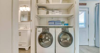 Two-story, mountain view getaway with wood stove, BBQ & fast WiFi