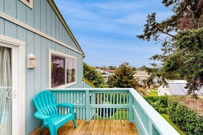 Property grounds - Coastal, Dog-Friendly Home in Great Location - Six Blocks from Nye Beach (Newport)