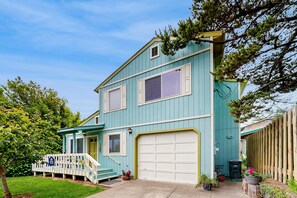 Exterior - Coastal, Dog-Friendly Home in Great Location - Six Blocks from Nye Beach (Newport)