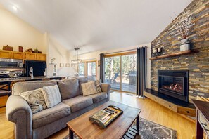 TV, fireplace, DVD player - Bright, Modern Home with Private Hot Tub - Central Location, Free SHARC Access (Sunriver)