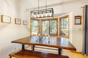 Dining - Bright, Modern Home with Private Hot Tub - Central Location, Free SHARC Access (Sunriver)