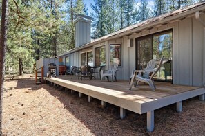 Outdoor dining - Bright, Modern Home with Private Hot Tub - Central Location, Free SHARC Access (Sunriver)