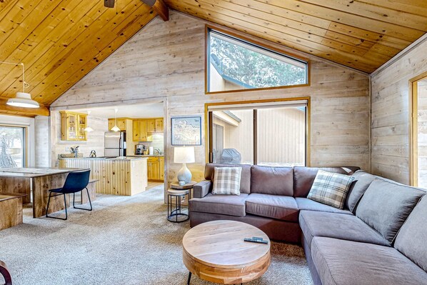 TV, fireplace, offices - Central Oregon cabin with SHARC amenities, fireplace, & grill - near skiing (Sunriver)