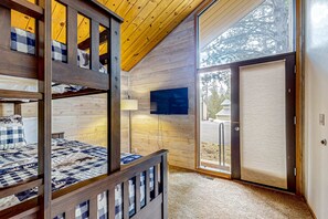 2 bedrooms, iron/ironing board, WiFi, bed sheets - Central Oregon cabin with SHARC amenities, fireplace, & grill - near skiing (Sunriver)