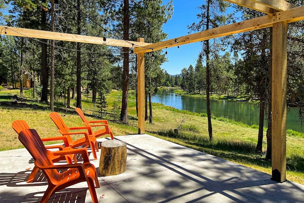 Terrace/patio - Quaint, riverfront home with woodstove, patio, deck, board games & washer&dryer (Sunriver)