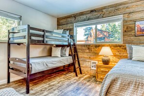 2 bedrooms, WiFi, bed sheets - Quaint, riverfront home with woodstove, patio, deck, board games & washer&dryer (Sunriver)