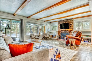 TV, fireplace, offices - Quaint, riverfront home with woodstove, patio, deck, board games & washer&dryer (Sunriver)