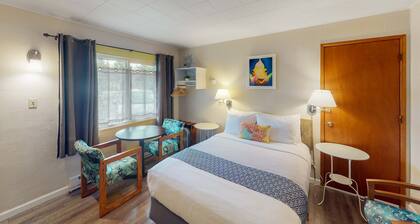 Retro beach experience with fast WiFI - walk to downtown shops & eateries