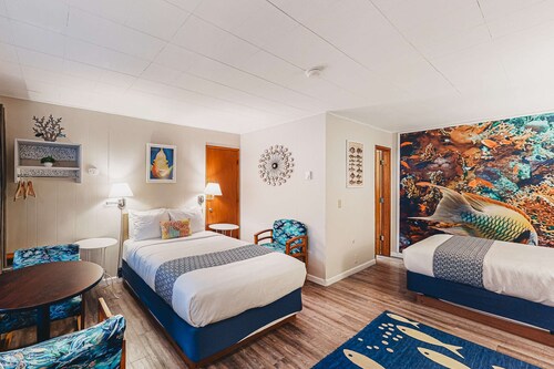 Retro beach experience with fast WiFI - walk to downtown shops & eateries