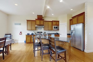 Fridge, microwave, oven, stovetop - Dog-friendly and golf course-adjacent home with gas fireplace and deck (Seaside)