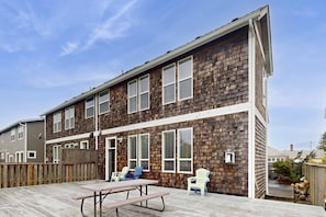 Outdoor dining - Dog-friendly and golf course-adjacent home with gas fireplace and deck (Seaside)
