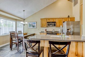 Fridge, microwave, oven, stovetop - Dog-friendly home with pool & hot tub access, fireplace, bikes, and WiFi (Sunriver)