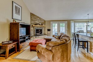 TV, fireplace, DVD player, offices - Dog-friendly home with pool & hot tub access, fireplace, bikes, and WiFi (Sunriver)