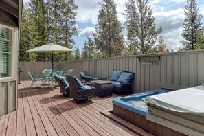 Terrace/patio - Dog-friendly home with pool & hot tub access, fireplace, bikes, and WiFi (Sunriver)