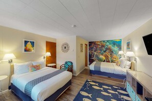 4 bedrooms, WiFi, bed sheets - Retro beach experience with fast WiFI - walk to downtown shops & eateries (Bandon)