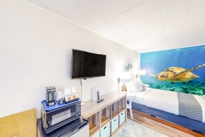 4 bedrooms, WiFi, bed sheets - Retro beach experience with fast WiFI - walk to downtown shops & eateries (Bandon)