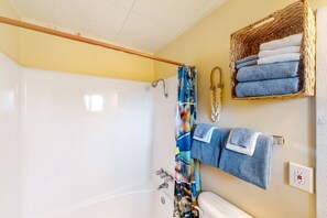 Shower, hair dryer, towels - Retro beach experience with fast WiFI - walk to downtown shops & eateries (Bandon)
