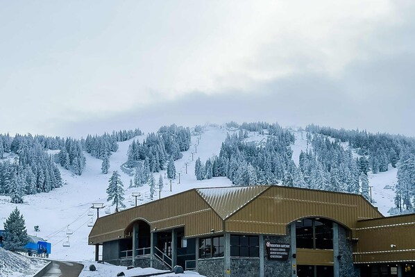 A ski resort building with a ski lift in the background. - Airy house with SHARC passes, hot tub, fireplace, central AC & bikes (Sunriver)
