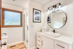 Shower, towels - Airy house with SHARC passes, hot tub, game room, fireplace, central AC & bikes (Sunriver)