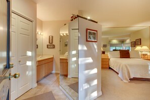 2 bedrooms, iron/ironing board, WiFi, bed sheets - Comfortable and cozy side-by-side condos with private hot tub & great location (Bend)