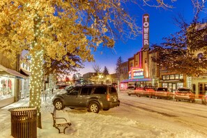 Property grounds - Comfortable and cozy side-by-side condos with private hot tub & great location (Bend)