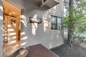 Exterior detail - Comfortable and cozy side-by-side condos with private hot tub & great location (Bend)