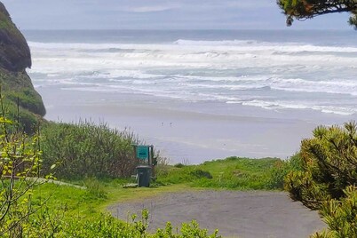 Dog-friendly home near the beach - private hot tub, wood-burning fireplace & W/D