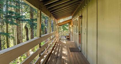 Newly remodeled cabin-style condo near skiing & attractions - dogs welcome