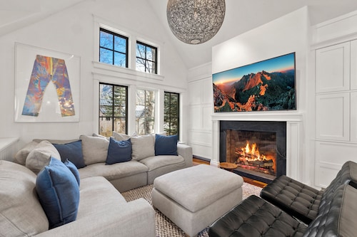 Creekside Haven- A Serene Creekside Escape from it All