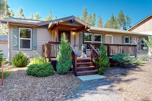 Exterior - Cozy forest retreat near trails, slopes & Sunriver - perfect for year-round fun! (Bend)