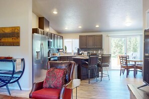 Interior - Cozy forest retreat near trails, slopes & Sunriver - perfect for year-round fun! (Bend)
