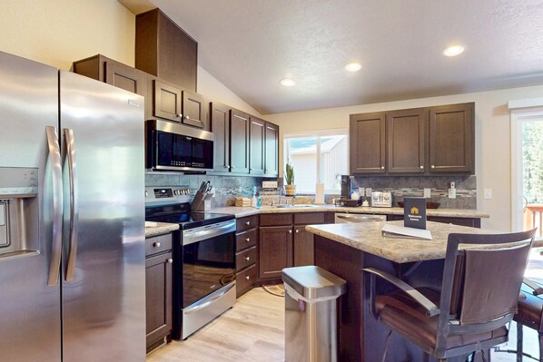 Fridge, microwave, oven, stovetop - Cozy forest retreat near trails, slopes & Sunriver - perfect for year-round fun! (Bend)