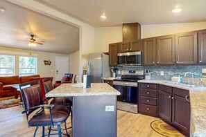 Fridge, microwave, oven, stovetop - Cozy forest retreat near trails, slopes & Sunriver - perfect for year-round fun! (Bend)