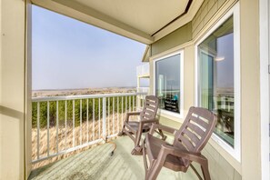 Property grounds - Dog-friendly oceanfront condo with electric fireplace - walk to the beach (Long Beach)