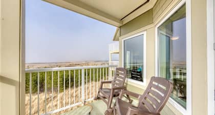 Dog-friendly oceanfront condo with electric fireplace - walk to the beach